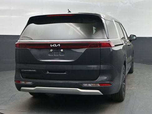 Certified 2022 Kia Carnival EX image 28