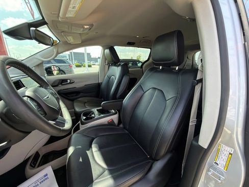 Used 2024 Chrysler Pacifica Touring-L FWD image 9