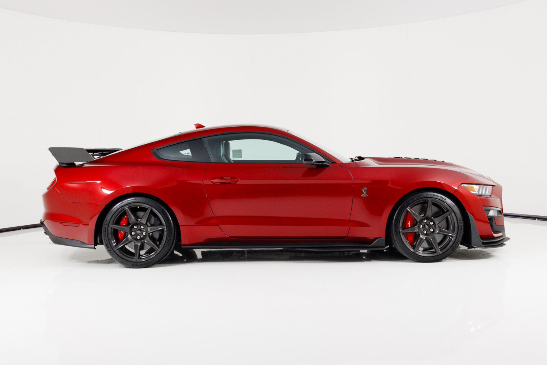 Used 2021 Ford Mustang Shelby GT500 w/ Carbon Fiber Track Pack RWD image 2
