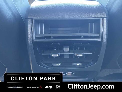 Used 2024 Jeep Grand Cherokee Laredo AWD/4WD image 19