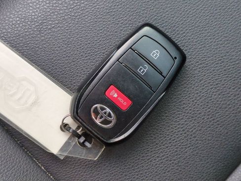 Used 2022 Toyota Corolla Cross XLE FWD image 9