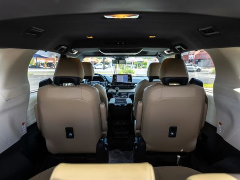 Used 2024 Toyota Sienna Limited image 36