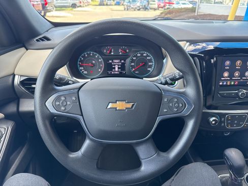 Used 2022 Chevrolet Traverse LS image 21