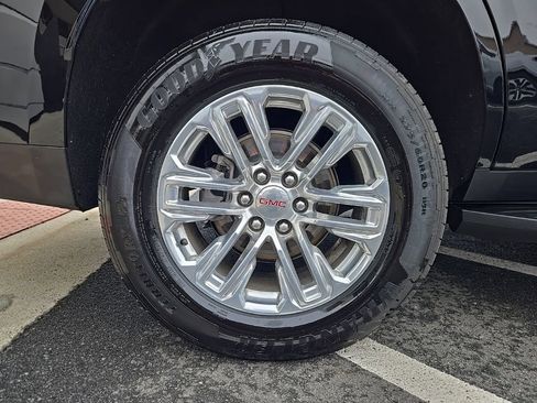 Used 2023 GMC Yukon SLT w/ SLT Premium Package image 9