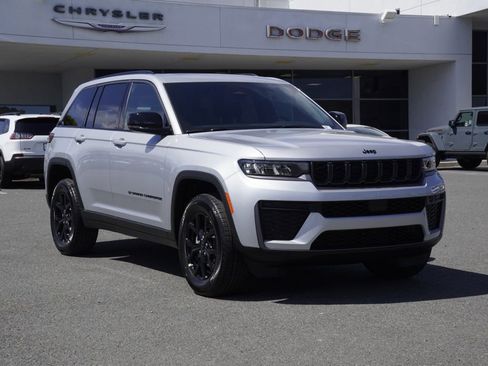 New 2026 Jeep Grand Cherokee Altitude image 2