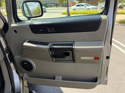 Used 2004 HUMMER H2 w/ Preferred Equipment Group AWD/4WD image 17