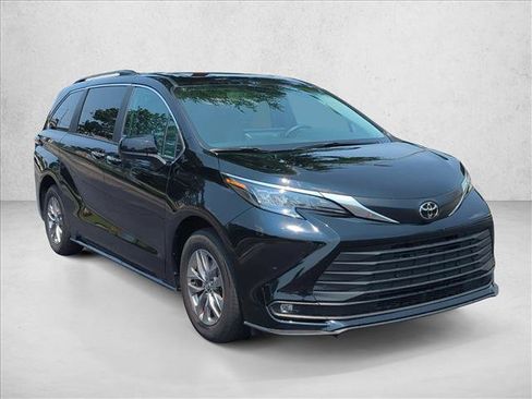 Certified 2026 Toyota Sienna XLE FWD image 3