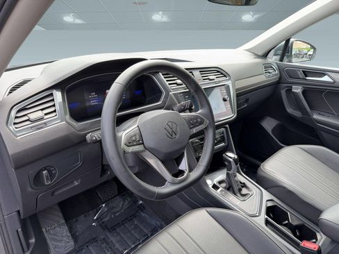 Used 2023 Volkswagen Tiguan SE FWD image 4