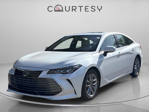 Used 2020 Toyota Avalon XLE w/ Moonroof Package image 4