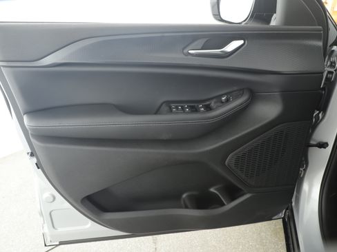 New 2025 Jeep Grand Cherokee Altitude image 8