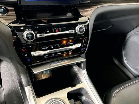 Used 2024 Ford Explorer Limited image 26