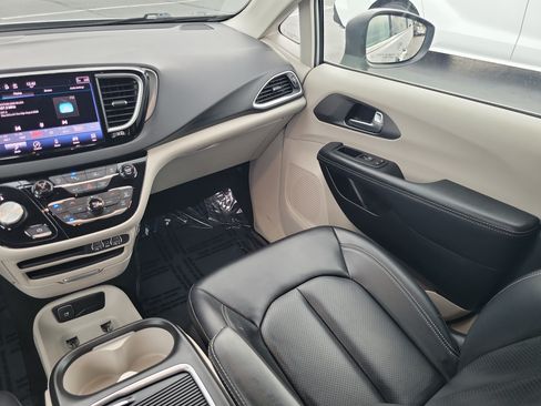 Used 2023 Chrysler Pacifica Touring-L FWD image 15