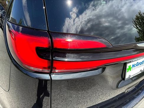 Used 2023 Chrysler Pacifica Touring-L FWD image 25