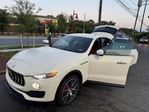 Used 2018 Maserati Levante image 10