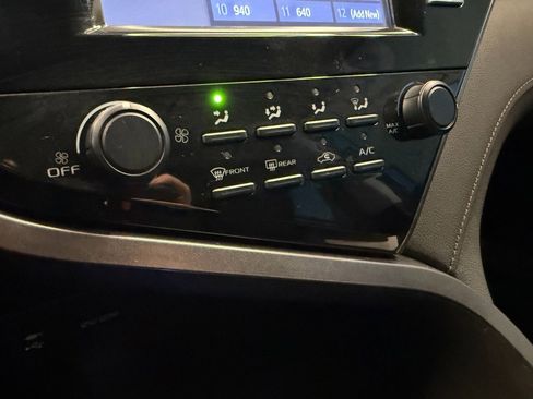 Used 2019 Toyota Camry LE image 14