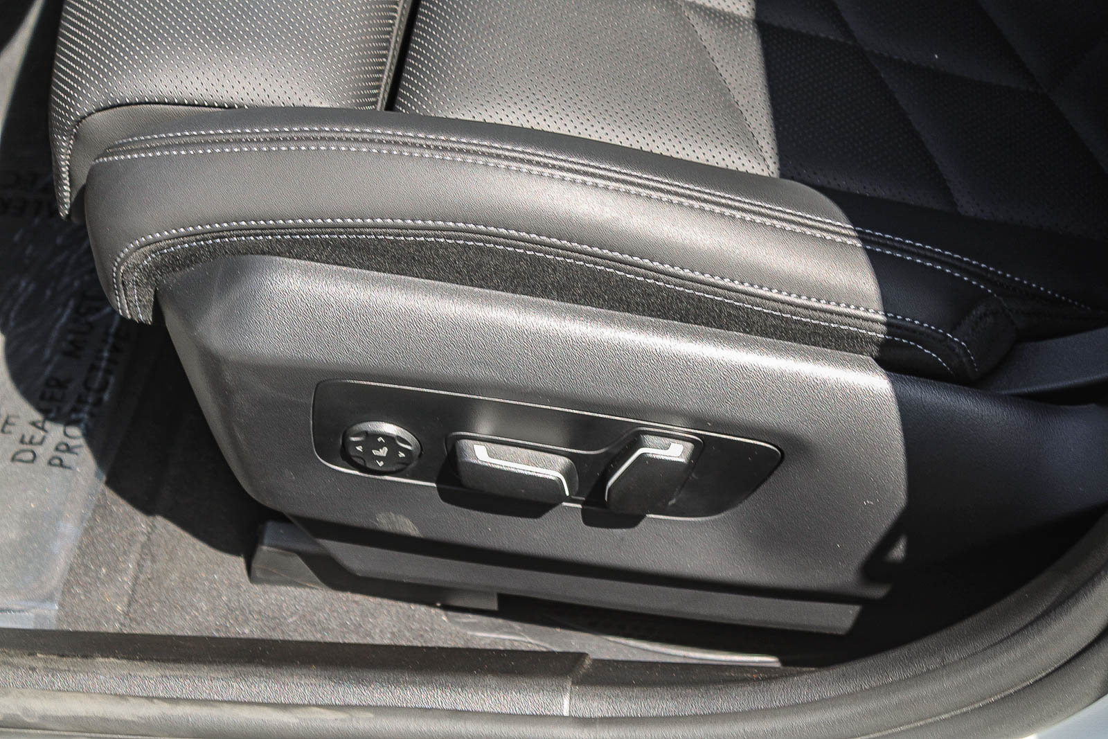 Used 2024 BMW 530i w/ Convenience Package RWD image 23