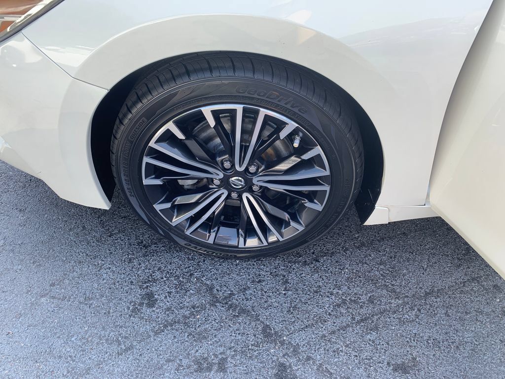 Used 2017 Nissan Maxima Platinum w/ Medallion Package FWD image 26
