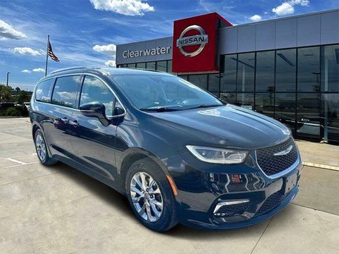 Used 2021 Chrysler Pacifica Touring-L FWD image 1