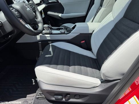 New 2025 Mitsubishi Outlander SE image 29
