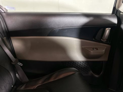 Used 2025 Kia Carnival FWD image 31
