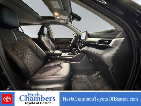 Used 2024 Toyota Highlander XLE AWD/4WD image 20