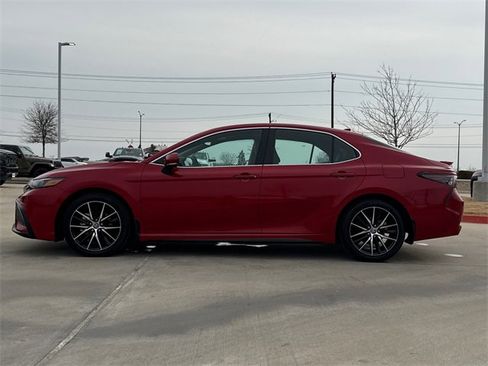 Used 2024 Toyota Camry SE image 7