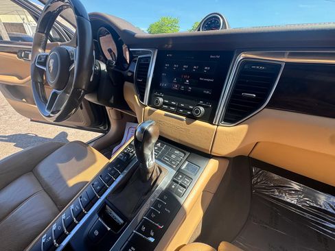 Used 2018 Porsche Macan Turbo AWD/4WD image 21