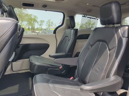Used 2019 Chrysler Pacifica Limited w/ Tire & Wheel Group FWD image 30