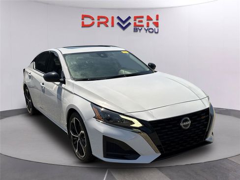 Used 2023 Nissan Altima 2.5 SR w/ SR Premium Package FWD image 2