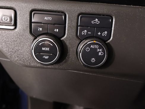 Used 2022 Chevrolet Silverado 1500 LT AWD/4WD image 9