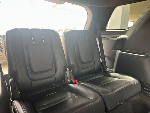 Used 2018 Ford Explorer XLT w/ XLT Appearance Package AWD/4WD image 38