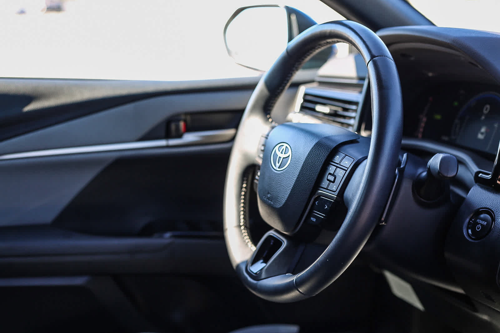 Used 2025 Toyota Camry SE w/ Convenience Package FWD image 15