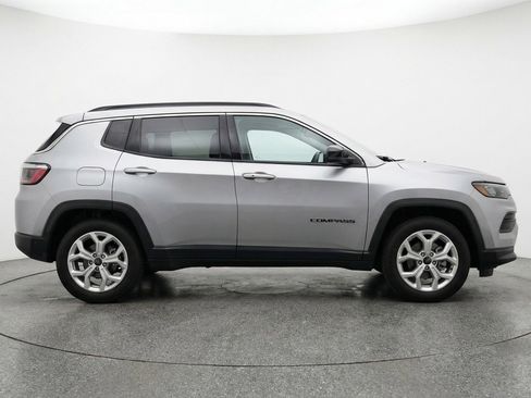 Used 2025 Jeep Compass Latitude image 11