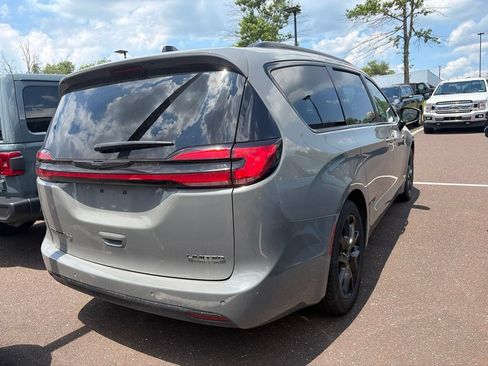 Used 2025 Chrysler Pacifica Limited FWD image 8