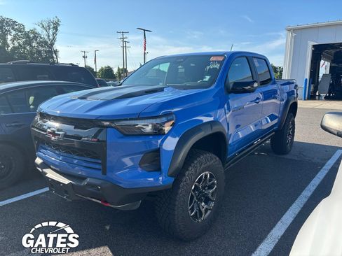 Used 2025 Chevrolet Colorado ZR2 w/ Technology Package AWD/4WD image 2