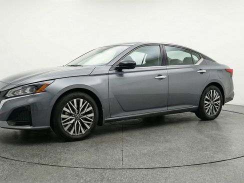 Used 2025 Nissan Altima 2.5 SV image 3