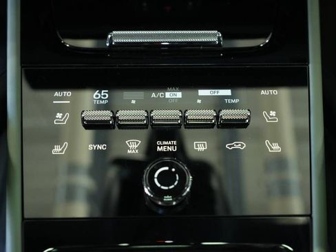 Certified 2025 Porsche Cayenne AWD/4WD image 22