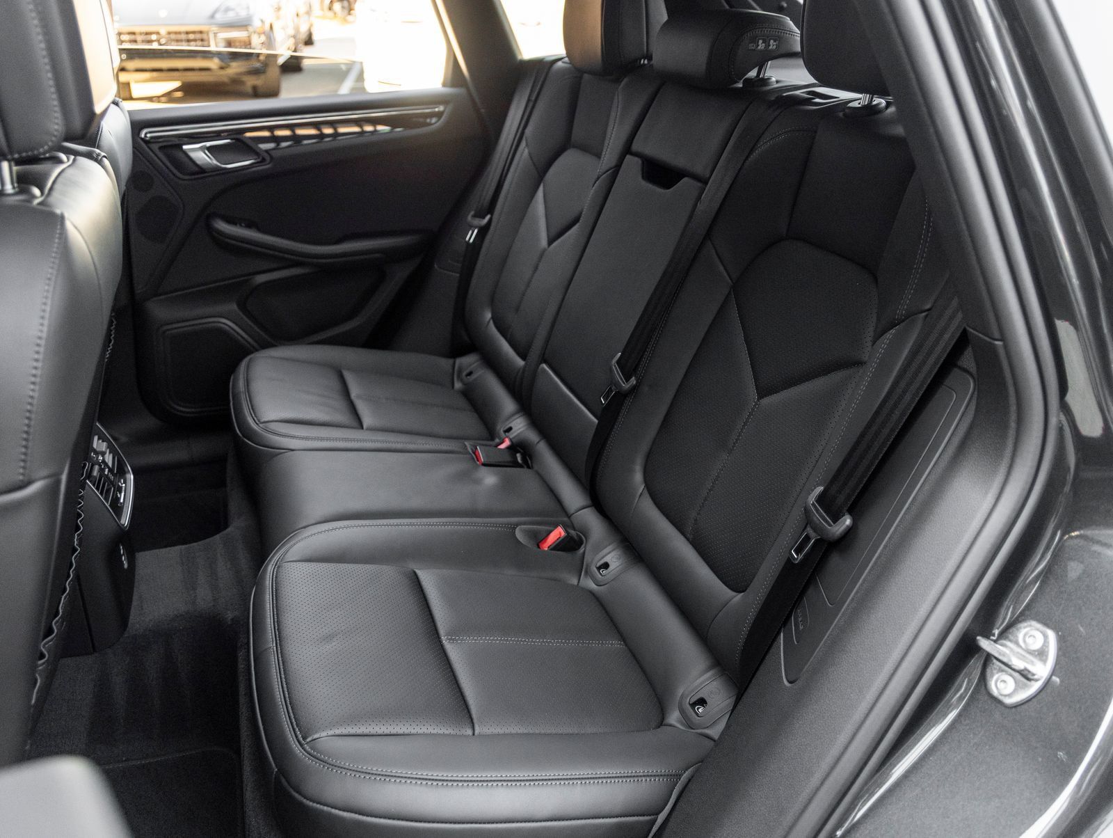 Certified 2026 Porsche Macan AWD/4WD image 35