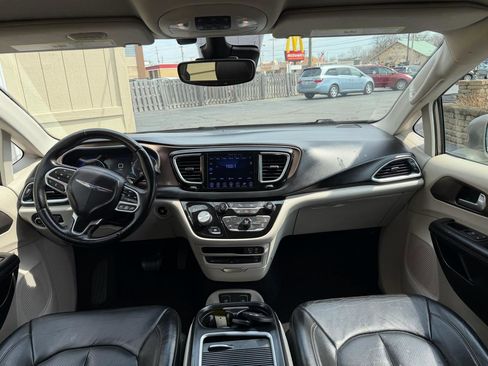 Used 2017 Chrysler Pacifica Touring-L Plus image 7