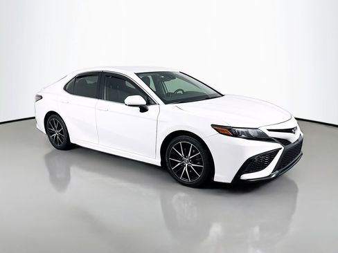 Certified 2021 Toyota Camry SE image 3
