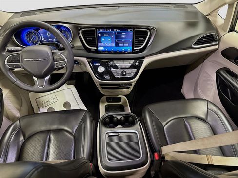 Used 2023 Chrysler Pacifica Touring-L image 21