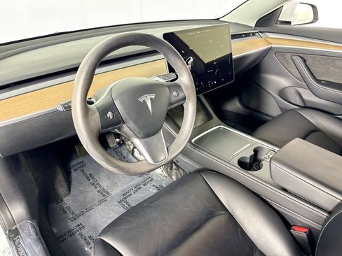 Used 2022 Tesla Model 3 Standard Range image 9