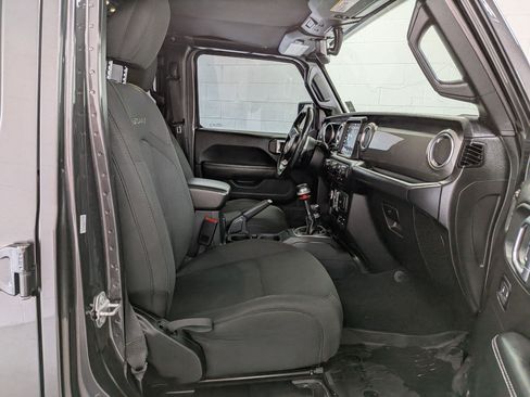 Used 2020 Jeep Gladiator Overland AWD/4WD image 32
