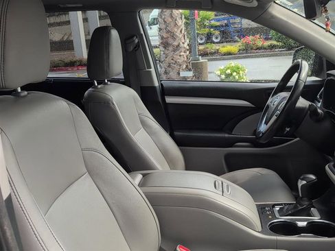 Used 2017 Toyota Highlander XLE image 13