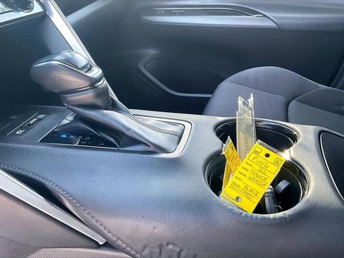 Used 2022 Toyota Venza LE image 20