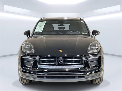 Used 2025 Porsche Macan image 2