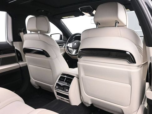 Used 2022 BMW 740i w/ M Sport Package RWD image 23
