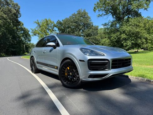 Used 2021 Porsche Cayenne GTS w/ Premium Package Plus AWD/4WD image 3