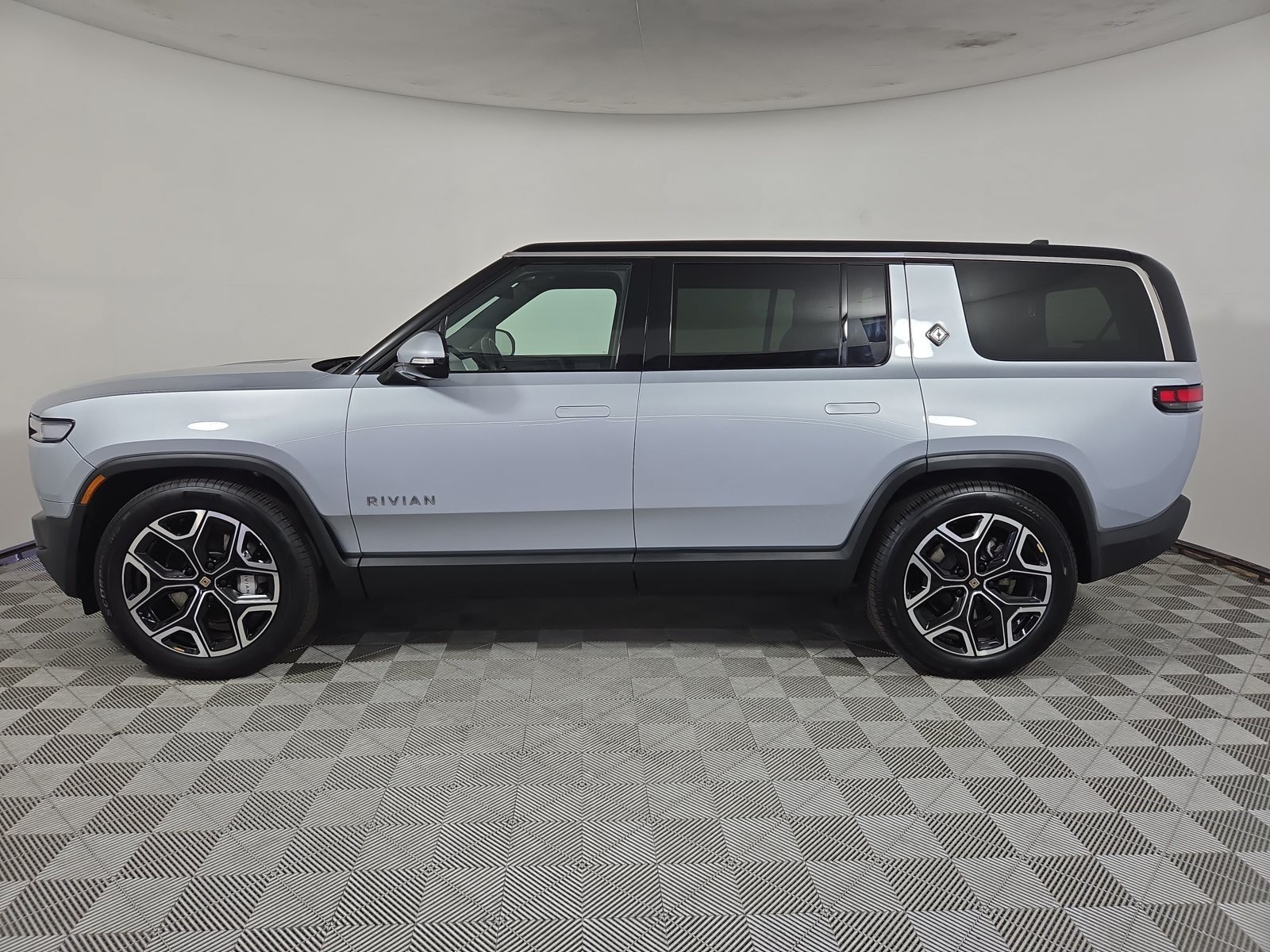 Used 2025 Rivian R1S Adventure Dual AWD/4WD image 2