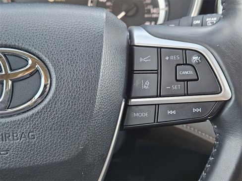 Used 2024 Toyota Highlander XLE image 29